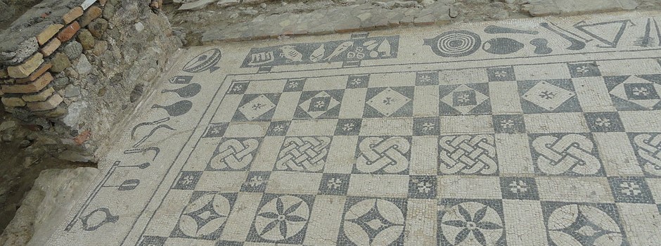 Mosaico geométrico con utensilios y comida (Río Verde, Marbella).JPG