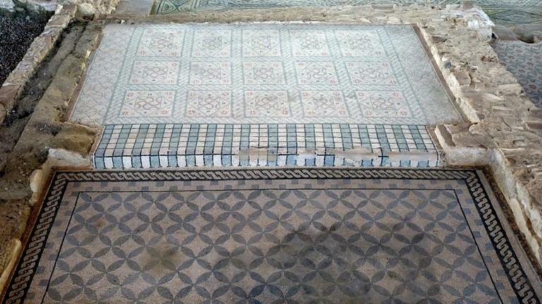 Habitación con mosaicos geométricos y escalón decorado (Carranque, Toledo)