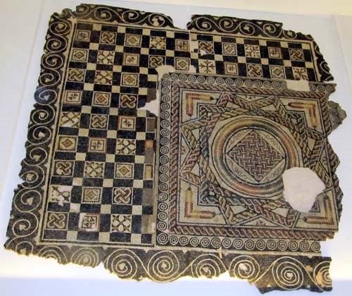 Mosaico con roseta central y cuadrados entrelazados (Varea, La Rioja)