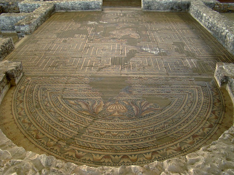Mosaico de la Crátera en el comedor de invitados (Almenara-Puras, Adaja)