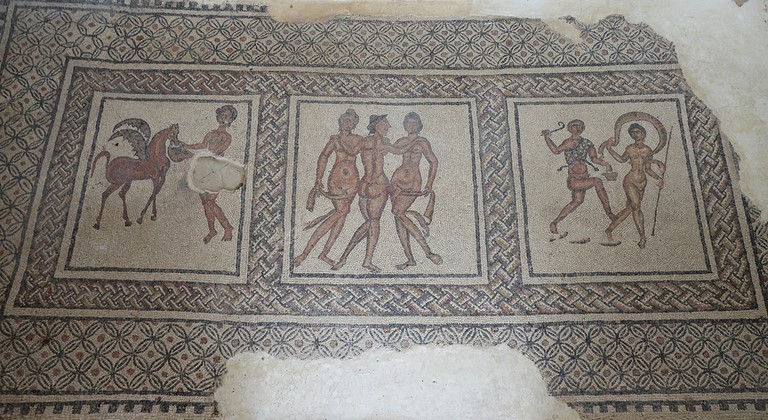 Mosaico de Pegaso, las tres Gracias y persecución entre el sátiro y la ninfa (Fuente Álamo, Puente Genil)