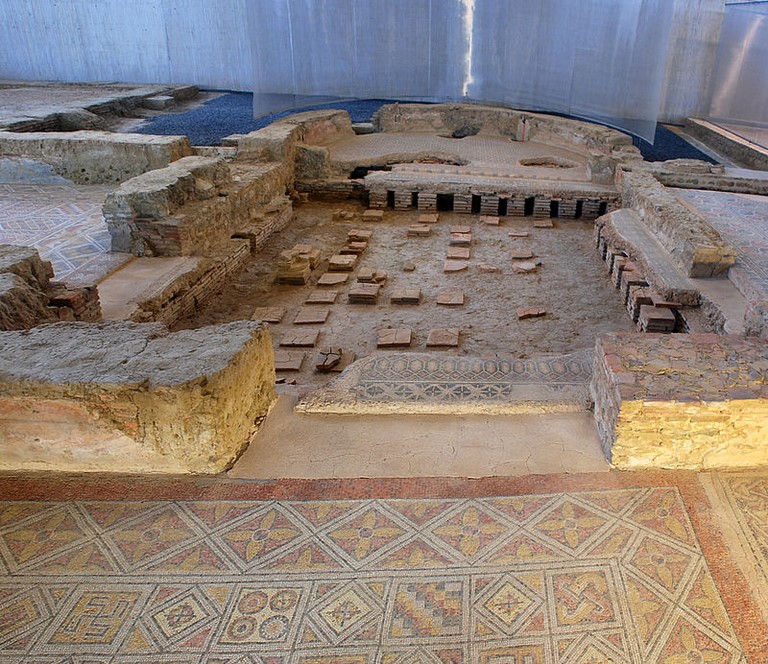 Mosaicos e hipocausto del triclinio oriental (La Olmeda, Pedrosa de la Vega)