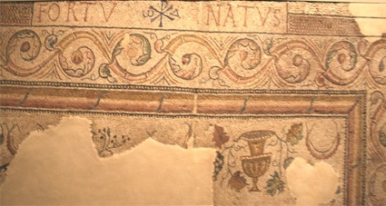 Mosaico con inscripción FORTVNATVS (Fortunatus, Fraga)