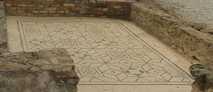 Mosaico con nudos de Salomón y estrellas de ocho losanges (Río Verde, Marbella)