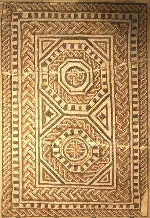 Mosaico con octógonos centrales, nudo de Salomón y flor cuatripétala (Fortunatus, Fraga)